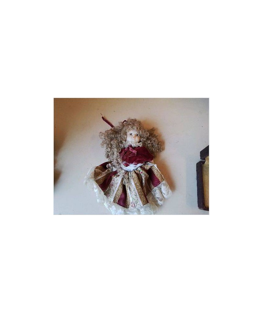 POUPÉE EN PORCELAINE 