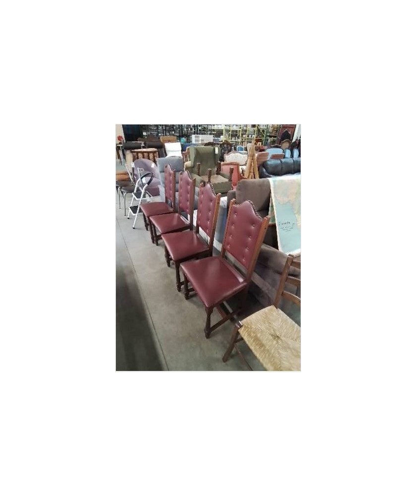 4 CHAISES A ENTRETOISE BOIS ASSISE ET DOSSIER CINTRÉ CAPITONNÉ SKAÏ GRENAT STYLE REGENCE 