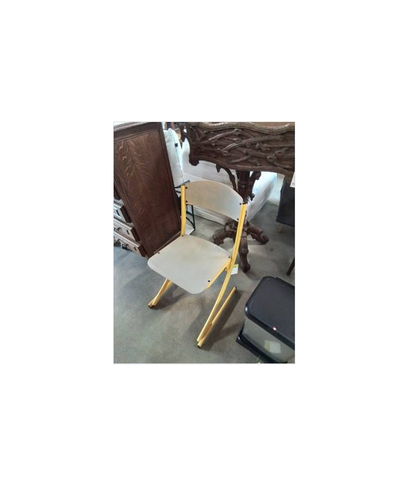 CHAISE D’ÉCOLIER PIÈTEMENT MÉTAL JAUNE ASSISE ET DOSSIER BOIS 