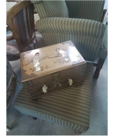 COFFRET A BIJOUX BOIS LAQUÉ ET NACRÉ AUX GEISHAS STYLE ASIATIQUE XXE 