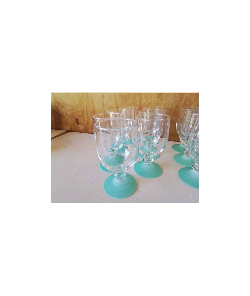 LOT DE 7 VERRES A PEDS 