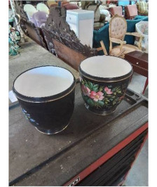 PAIRE DE JARDINIÈRE CÉRAMIQUE NOIR AUX FLEURS LISERÉ DORÉ MILIEU XXE