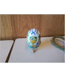 OEUF EN PORCELAINE 