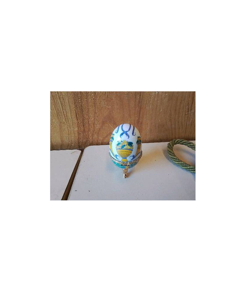 OEUF EN PORCELAINE 