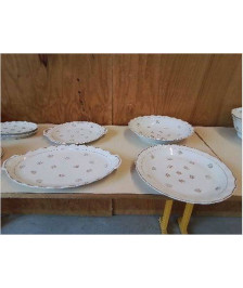 PLAT EN PORCELAINE AVEC MOTIF FLORAL BORDURE DORÉ 