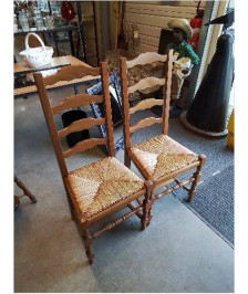 PAIRE DE CHAISES BOIS CLAIR PAILLÉ DOSSIER 4 BARREAUX CHANTOURNÉ 