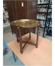 TABLE BASSE RONDE PLIANTE PIÈTEMENT BOIS TOURNÉ PLATEAU LAITON STYLE ORIENTAL 