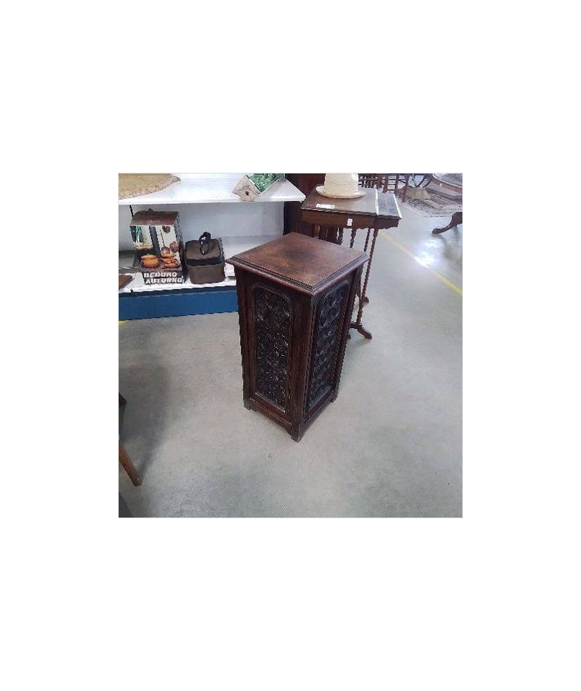 PETIT MEUBLE STYLE GOTHIQUE 