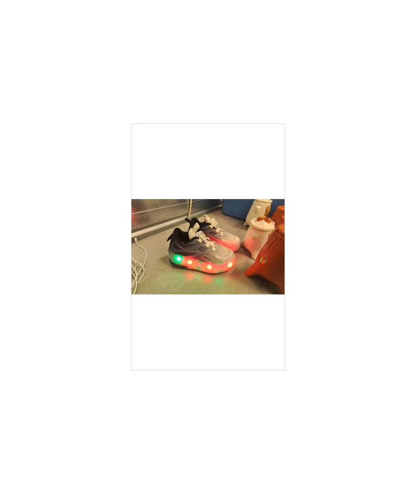 CHAUSSURES A ROULETTES LUMINEUSES POINTURE 29