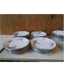 LOT DE 6 ASSIETTES PLATES EN PORCELAINE MOTIF FLORAL 