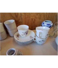 LOT DE 3 TASSES EN PORCELAINE 