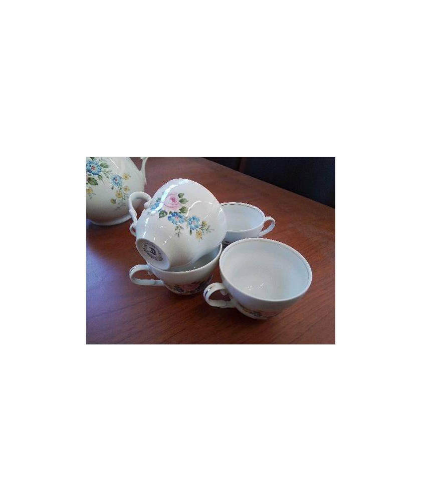 LOT DE 5 TASSES EN PORCELAINE 
