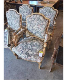 FAUTEUIL BOIS ECRU ASSISE ET DOSSIER CINTRÉ CAPITONNÉ TISSU FLEURI STYLE RÉGENCE EN L\'ÉTAT 