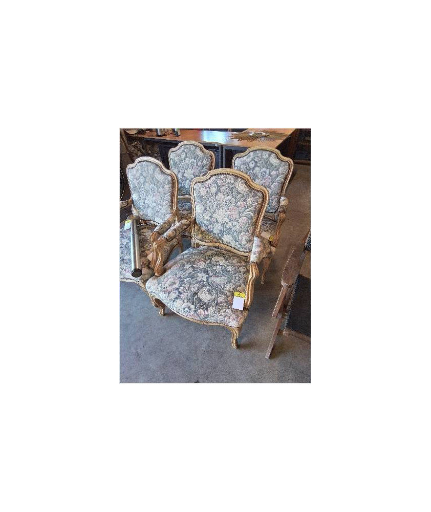 FAUTEUIL BOIS ECRU ASSISE ET DOSSIER CINTRÉ CAPITONNÉ TISSU FLEURI STYLE RÉGENCE EN L\'ÉTAT 