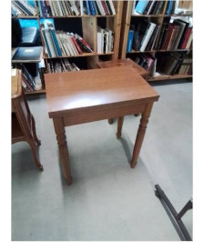 TABLE RECTANGULAIRE PORTE-FEUILLE BOIS CLAIR PIEDS TOURNÉS 