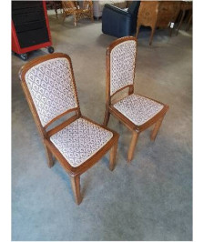 PAIRE DE CHAISES BOIS ASSISE ET DOSSIER CAPITONNÉ TISSU ECRU BLEU ANNÉES 40