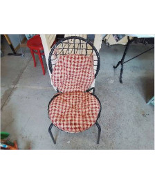 CHAISE EN FER AVEC COUSSIN ROND 
