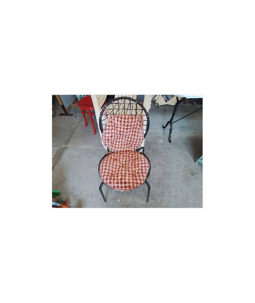 CHAISE EN FER AVEC COUSSIN ROND 