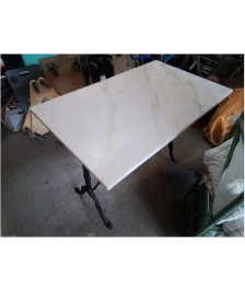 TABLE DE JARDIN MARBRÉE AVEC PIED EN FONTE 