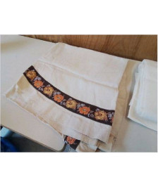 DESSUS DE TABLE BRODÉ AVEC MOTIF FLORALE 