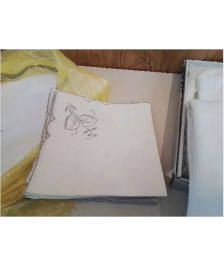 SERVIETTE BRODÉ MOTIF FLORAL 