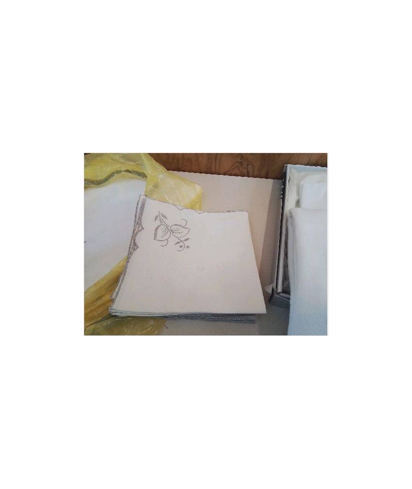 SERVIETTE BRODÉ MOTIF FLORAL 