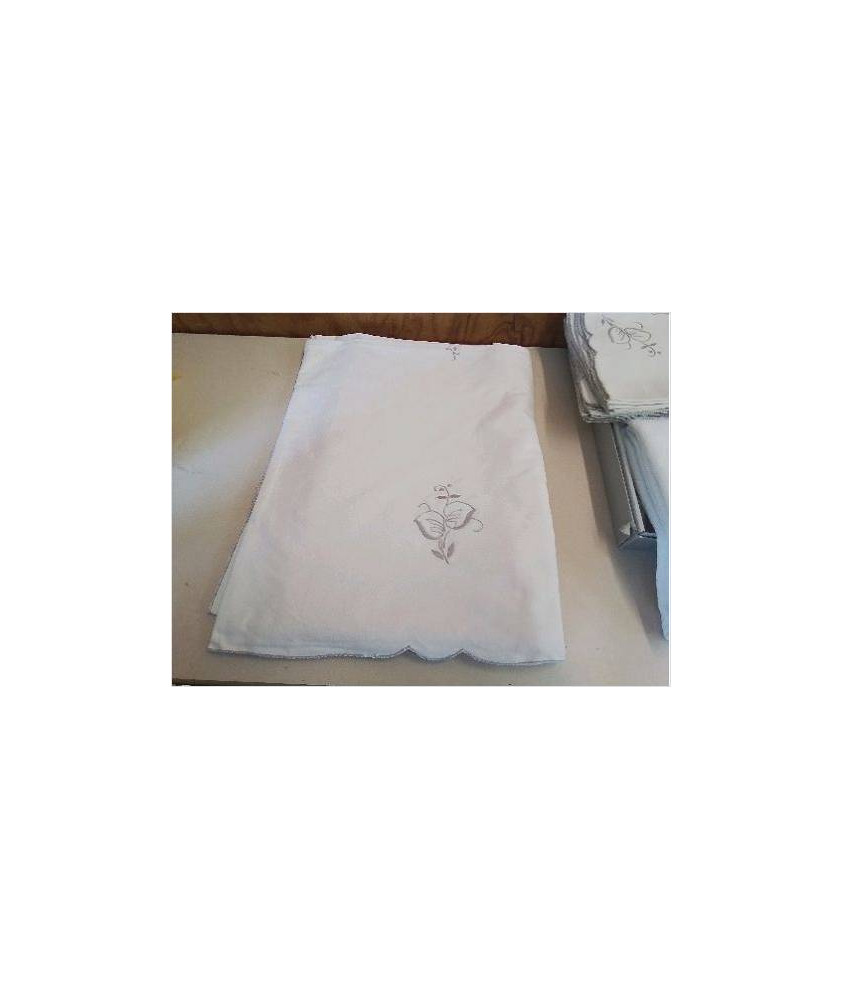 NAPPE BRODÉ AVEC MOTIF FLORAL 
