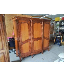 ARMOIRE 3 PORTES EN MERISIER STYLE REGENCE