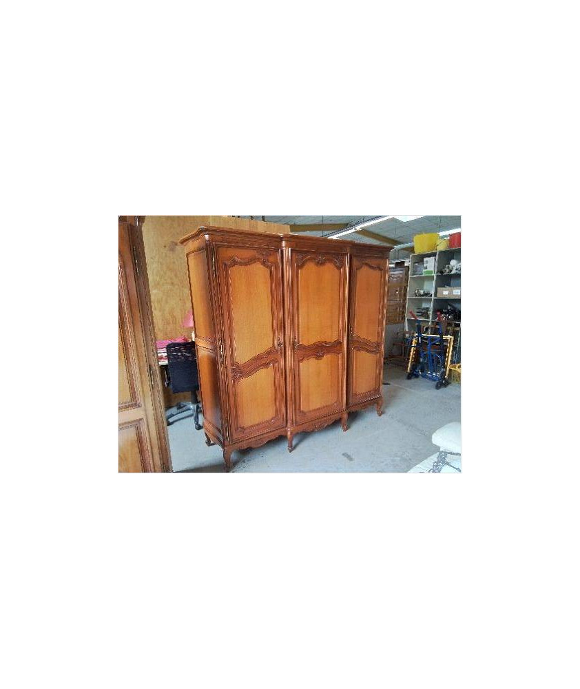 ARMOIRE 3 PORTES EN MERISIER STYLE REGENCE