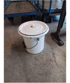POT DE CHAMBRE TÔLE ÉMAILLÉE BLANC LISERÉ BLEU XXE