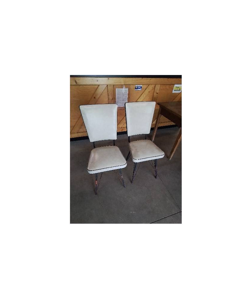 PAIRE DE CHAISES PIÈTEMENT FER FORGÉ ASSISE SKAÏ ECRU ANNÉES 50