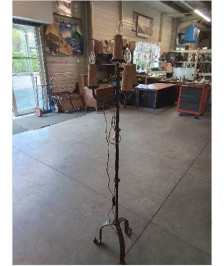 LAMPADAIRE FER FORGÉ TRIPODE STYLE GOTHIQUE EN L\'ÉTAT 