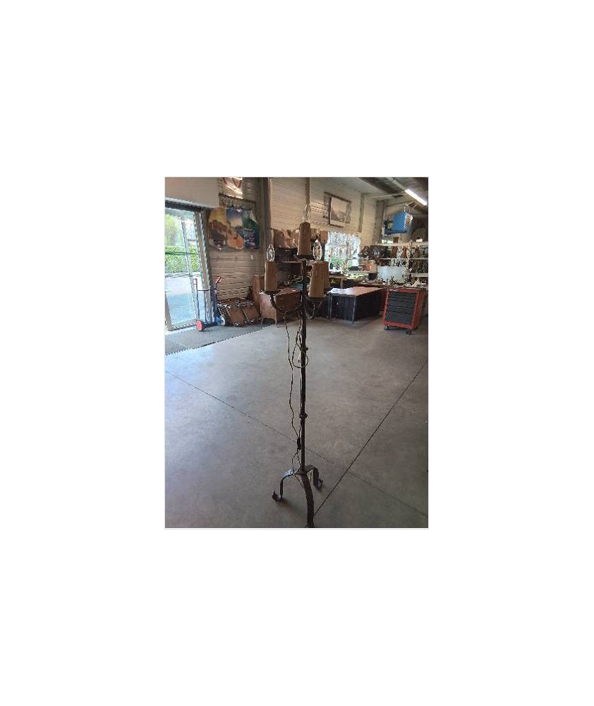 LAMPADAIRE FER FORGÉ TRIPODE STYLE GOTHIQUE EN L\'ÉTAT 