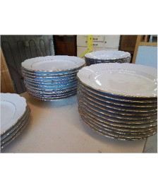 LOT DE 6 ASSIETTES BLANCHES EN PORCELAINE 