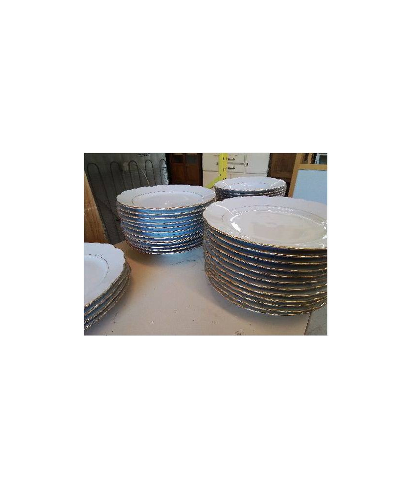 LOT DE 6 ASSIETTES BLANCHES EN PORCELAINE 