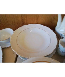 PLAT EN PORCELAINE 