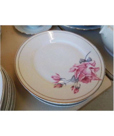 LOT DE 4 ASSIETTES EN PORCELAINE 