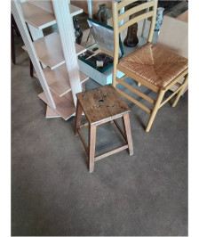 TABOURET CARRÉ BOIS CLAIR A ENTRETOISE MILIEU XXE