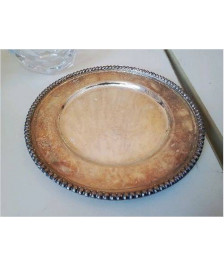 ASSIETTE EN METAL ARGENTÉ 