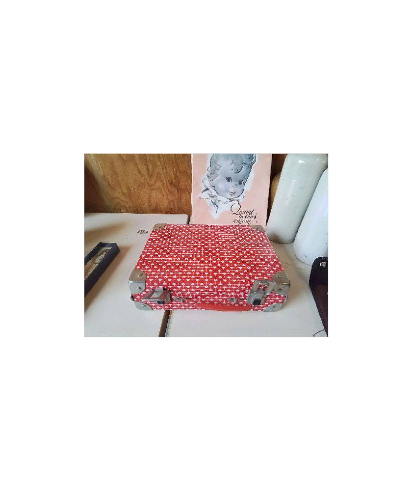 PETITE VALISE EN METAL MOTIF COEUR 