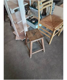 TABOURET CARRÉ BOIS CLAIR A ENTRETOISE MILIEU XXE