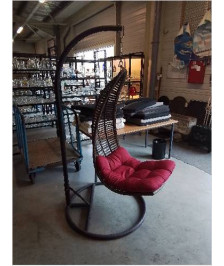 FAUTEUIL SUSPENDU MÉTAL ET RÉSINE TRESSÉE CHOCOLAT AVEC COUSSIN ROUGE