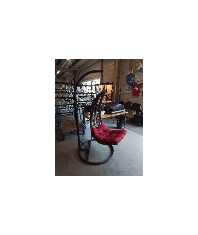 FAUTEUIL SUSPENDU MÉTAL ET RÉSINE TRESSÉE CHOCOLAT AVEC COUSSIN ROUGE FAUTEUIL SUSPENDU MÉTAL ET RÉSINE TRESSÉE CHOCOLAT AVEC COUSSIN ROUGE