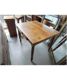 TABLE RUSTIQUE CARRÉE 