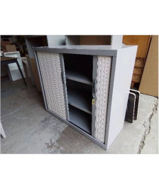 ARMOIRE BASSE À RIDEAUX 