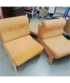 PAIRE DE FAUTEUILS VINTAGE AVEC TABLE BASSE