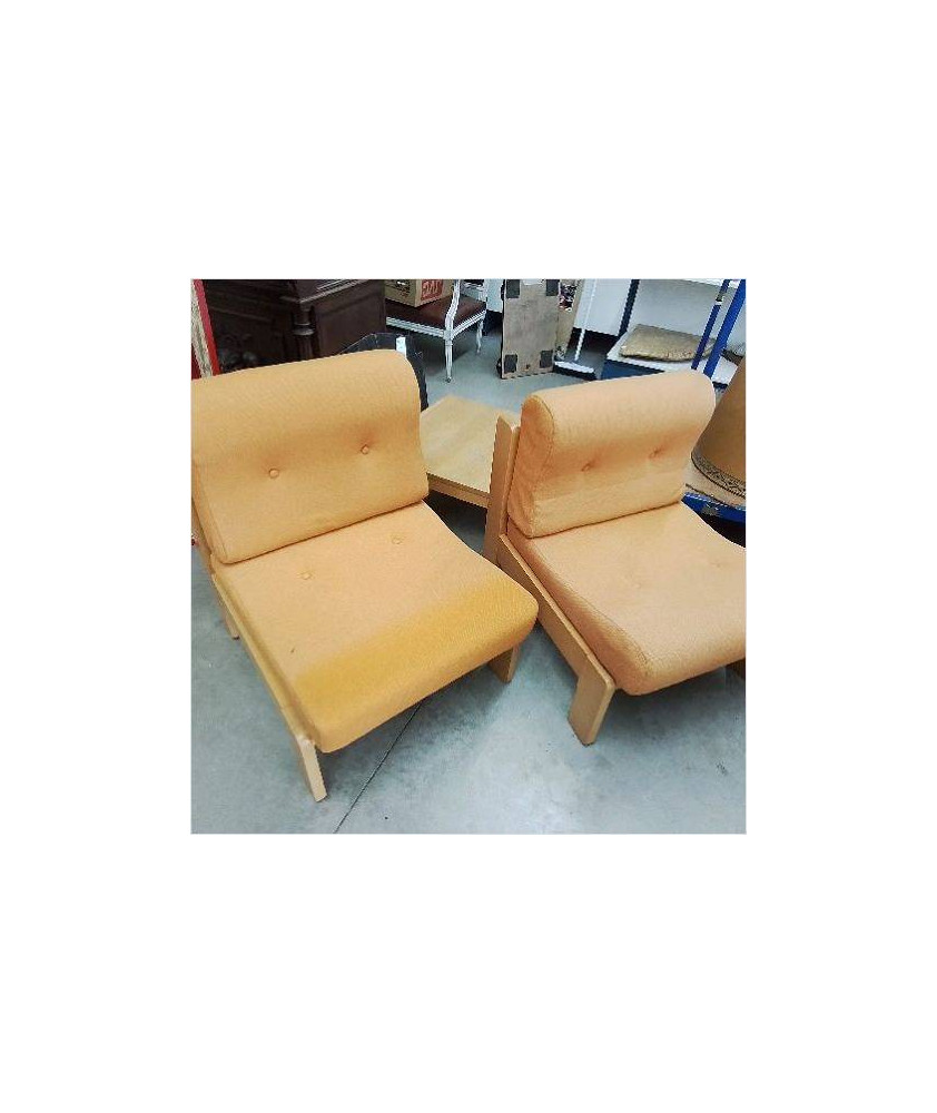 PAIRE DE FAUTEUILS VINTAGE AVEC TABLE BASSE