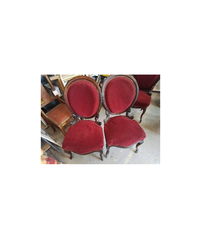 CHAISE MEDAILLON EN VELOURS ROUGE