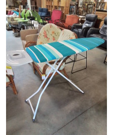 TABLE A REPASSER MÉTAL BLANC TISSU BLEU ET BLANC A RAYURES 