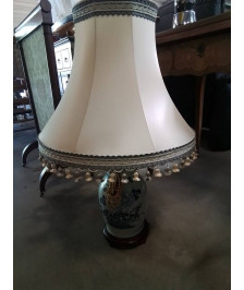 LAMPE CÉRAMIQUE BLEU A FLEURS SOCLE BOIS AJ TISSU ECRU BLEU A FRANGES 